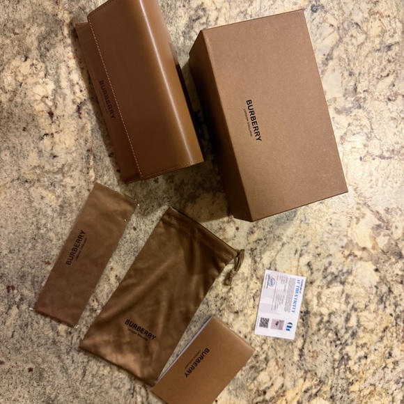 New with Tags Burberry Check Sunglasses - Picture 6 of 6